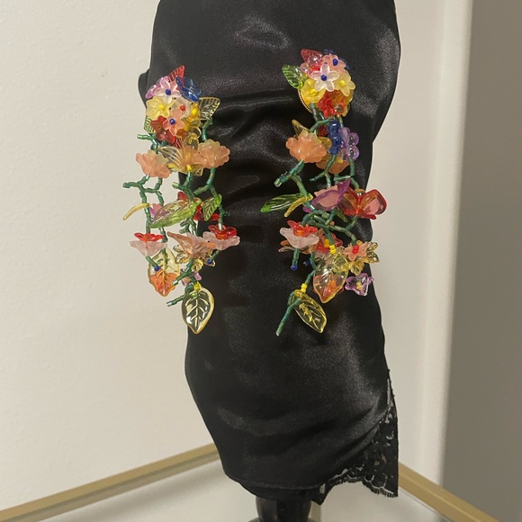 LOVELY!!MULTICOLOR FLORAL BEADED DROP EARRINGS🌸🌼🌻🌹🥀…. - Picture 4 of 4